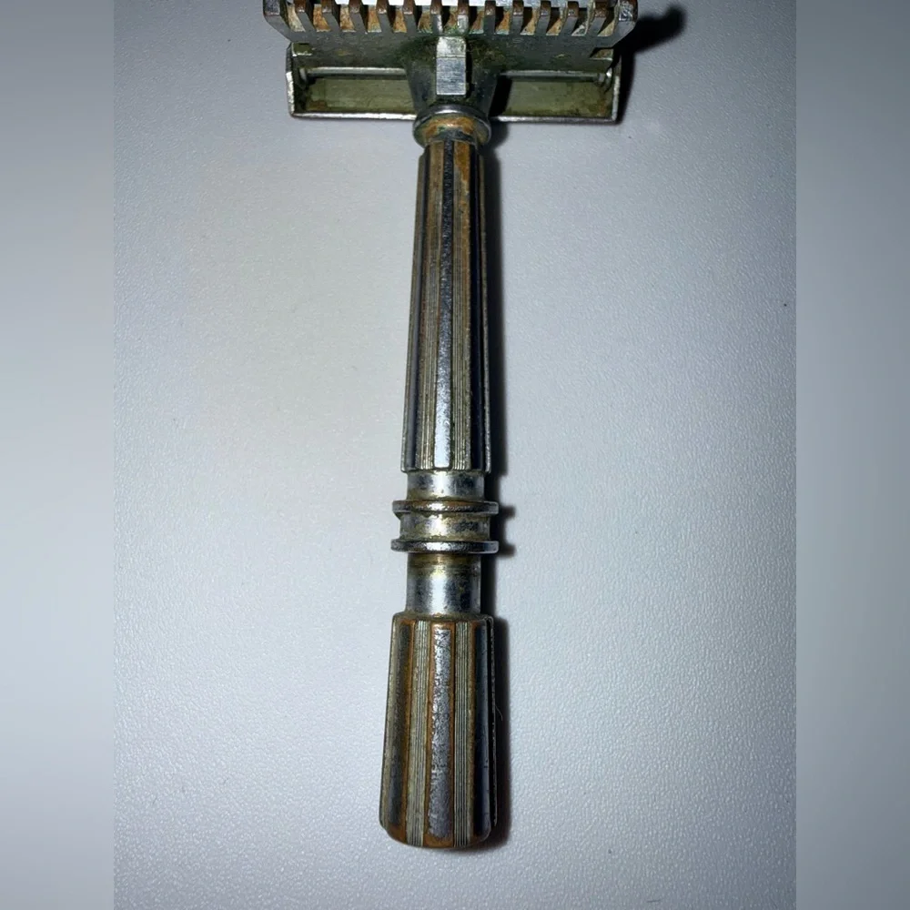 Vintage GEM Micromatic Clog Pruf Single Edge Safety Razor